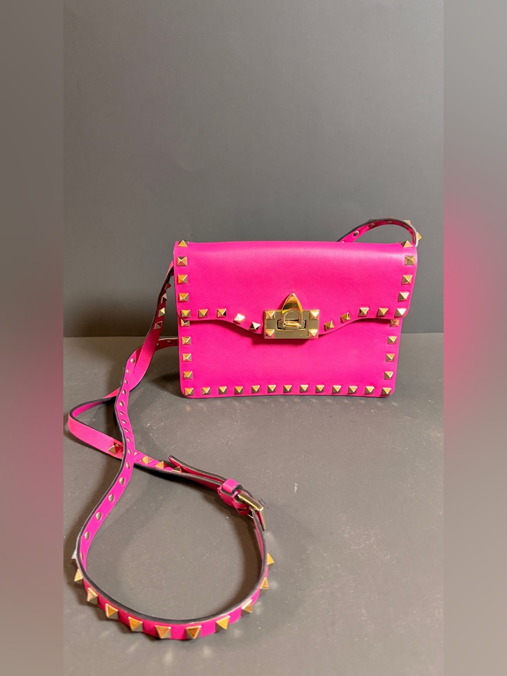 💕 Authentic Valentino Garavani Rockstud Crossbody Bag \ COA